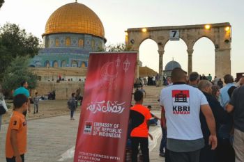 Jewish settlers storm Jerusalem`s Aqsa compound