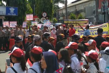 Peringatan Hardiknas di Kudus diwarnai demo