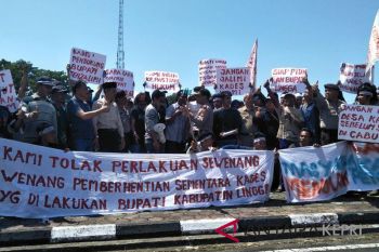 Massa pendukung kades demo Kantor Bupati Lingga