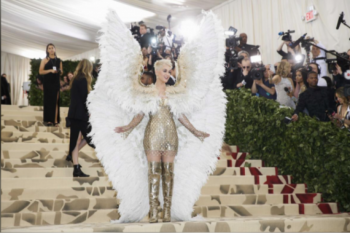 Busana dari dewi emas sampai malaikat di Met Gala New York