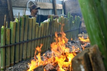 Produksi lemang bambu