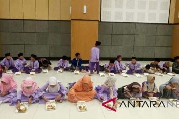 Dunia Usaha di NTB Bergiliran Bagikan Takjil di IC