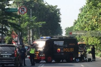 Saksi: mobil pelaku bom Surabaya masuk halaman gereja