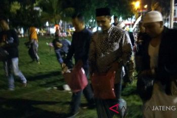 Gus Yasin ajak masyarakat punguti sampah di Alun-Alun Pati