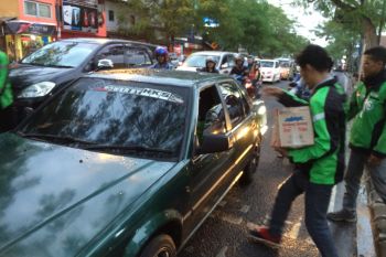 Sopir ojek online Purwokerto bagi-bagi takjil (VIDEO)