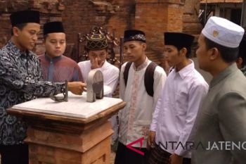 Santri Kudus praktik operasikan jam matahari