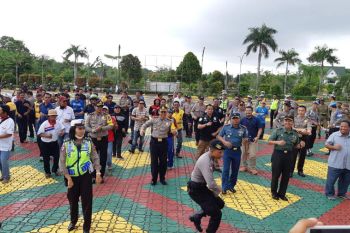 Kapolres Karimun joget maumere bersama pekerja