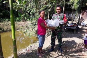 Babinsa Skanto berikan bantuan 2.000 Ekor bibit ikan