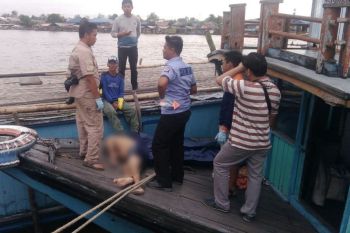 Warga Pelabuhan Rambang temukan mayat di atas kapal