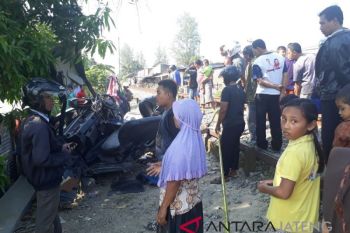 KA barang tabrak mobil pikap dua tewas