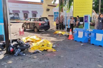 Mengorbankan anak-istri dalam aksi terorisme