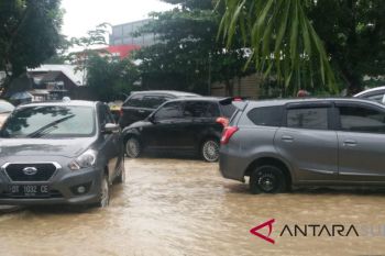 Hujan deras membuat kenderaan terjebak macet