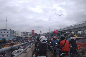 Warga minta pemda segera atasi kemacetan parah di atas Jembatan Ampera