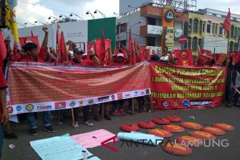 Ratusan buruh dan mahasiswa Lampung peringati Hari Buruh