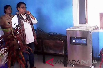Kementerian PPPA salurkan bantuan mesin pengasap ikan di Biak