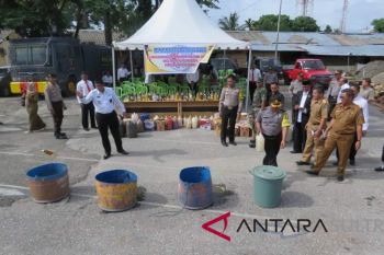 Polisi musnahkan minuman keras hasil operasi
