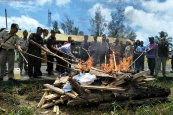 Satgas Yonif 501 Kostrad musnahkan barang ilegal