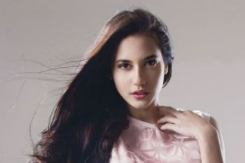 Lima selebritas yang buat buku saat tidak syuting