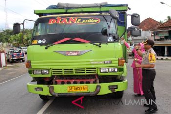Polres Waykanan bagi takjil ke pengendara