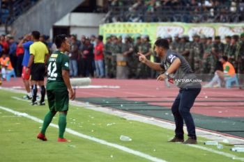 Kapten Persebaya menangis saat konferensi pers