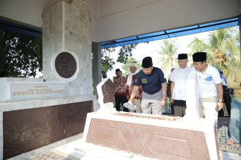 Ridho Ficardo Kunjungi Makam Radin Inten II