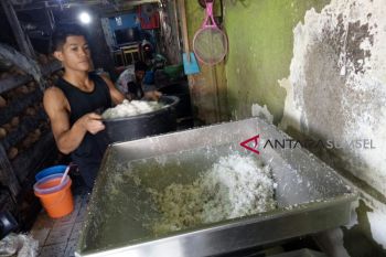 Produksi santan meningkat di awal ramadhan