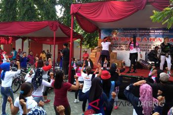 Buruh Banyumas ikuti senam massal peringati Hari uruh
