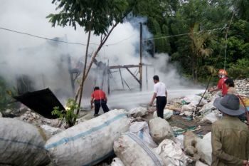 Gudang penggilingan daur ulang limbah plastik di Agam terbakar
