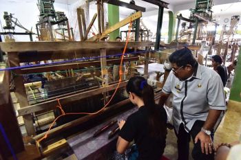 Penjabat gubernur dorong diversifikasi produk sutera Sengkang