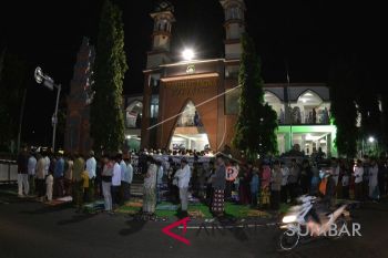 SHALAT TARAWIH PERTAMA BALI