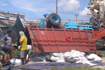 Truk bermuatan gula pasir jatuh ke bawah Jembatan Musi II
