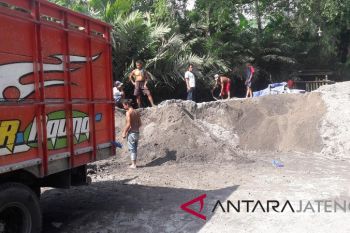 Status waspada,  penambangan di Merapi sementara ditutup