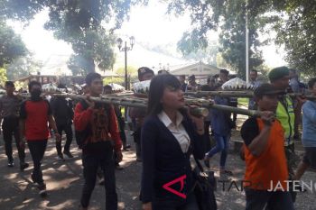 Kirab tumpeng warnai Hari Buruh di Temanggung
