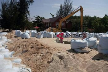 Tanggul darurat baru tangani 10 persen abrasi Pantai Ujung Pandaran