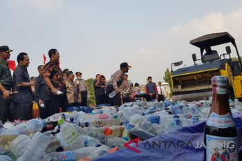 Polisi musnahkan ribuan botol minuman beralkohol