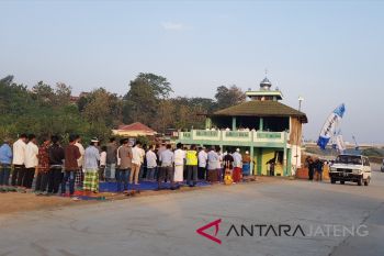 Pemudik padati Masjid tengah tol fungsional Batang-Semarang