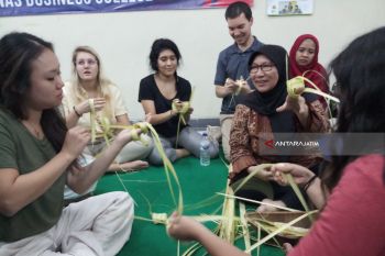 STIE Perbanas Surabaya Ajari Mahasiswa Asing Buat Ketupat