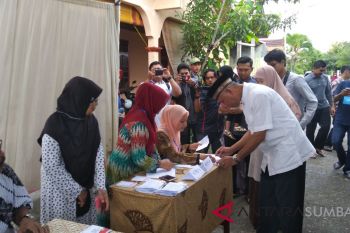 Cawako Mahyeldi mencoblos bersama tujuh anggota keluarganya (Video)