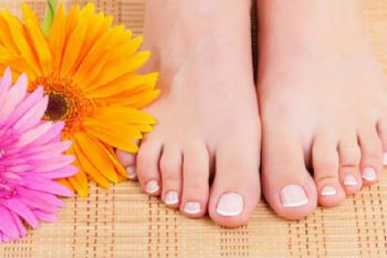 Singkirkan bau kaki dengan cara sederhana