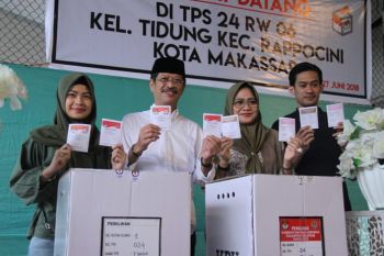 IYL bersama keluarga mencoblos di TPS 24