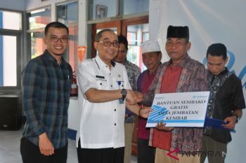 Pelindo Lembar serahkan 3.000 paket sembako gratis