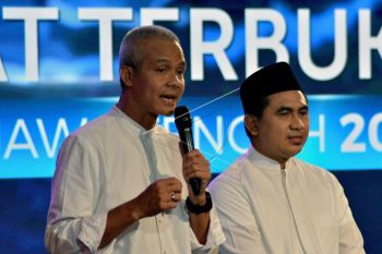 Ganjar menyarankan teror terhadap timses Sudirman agar dilaporkan polisi