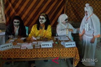Petugas KPPS berbusana hantu