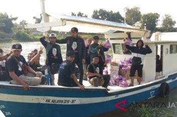 Relawan Jokowi pekalongan bagikan sembako korban rob