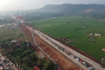 Kendaraan mengular di exit Kali Kuto