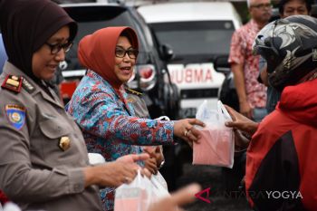 Wabup membagikan takjil untuk pemudik masuk Sleman