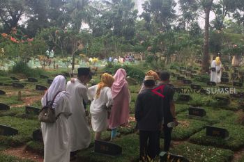 Lebaran pertama, TPU Kebun Bunga dipadati peziarah