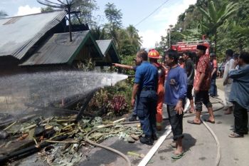 Dua rumah terbakar, korban rugi Rp50 juta