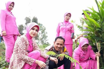 Polres Solok Tanam Pohon Peringati  Hari Bhayangkara