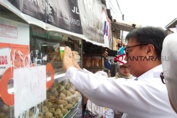 Pasang stiker tanda sentra pangan aman